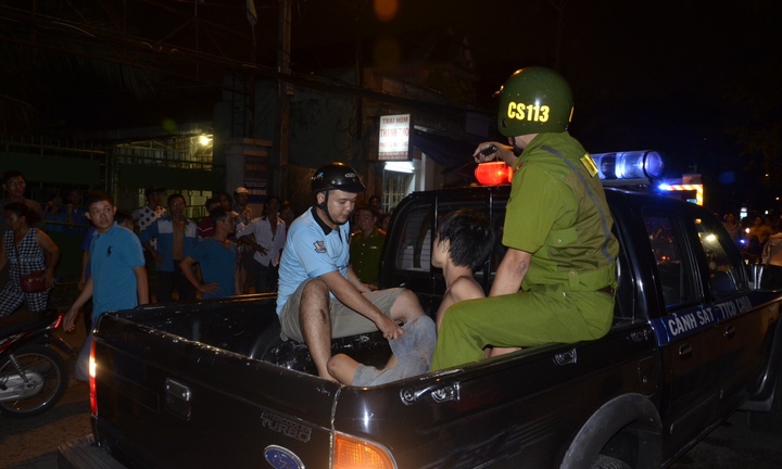 TP.HCM: Đánh đuổi mẹ và chị gái, ôm bình gas cố thủ trong nhà